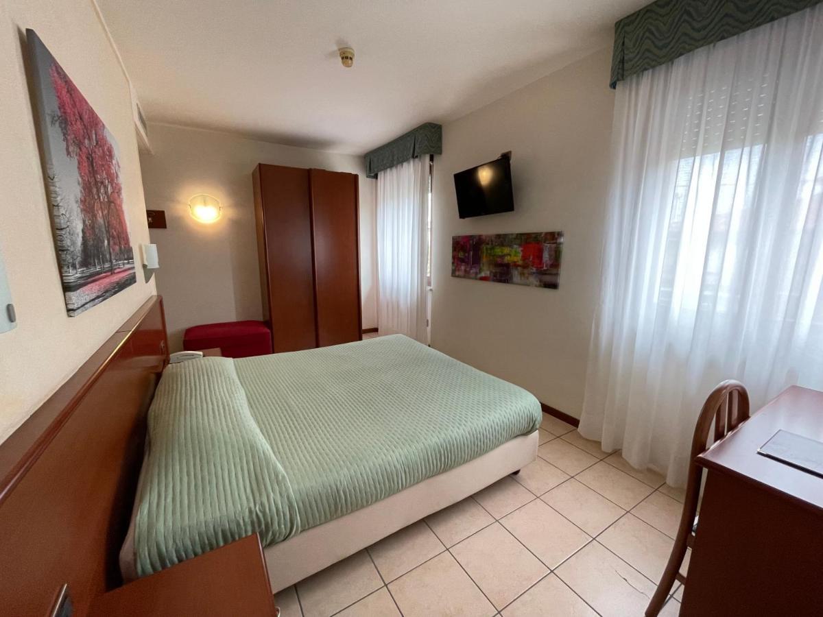 Hotel Virginia Garda  Ngoại thất bức ảnh