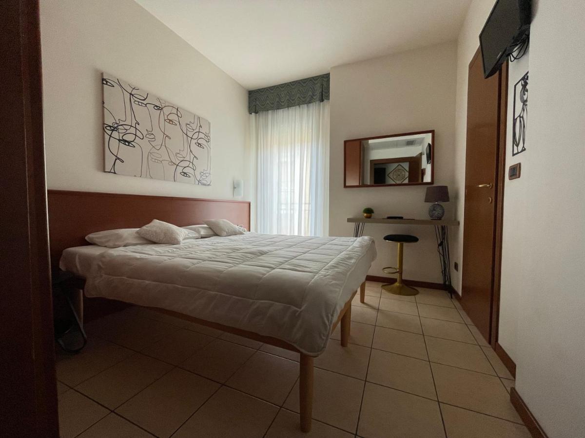 Hotel Virginia Garda  Ngoại thất bức ảnh