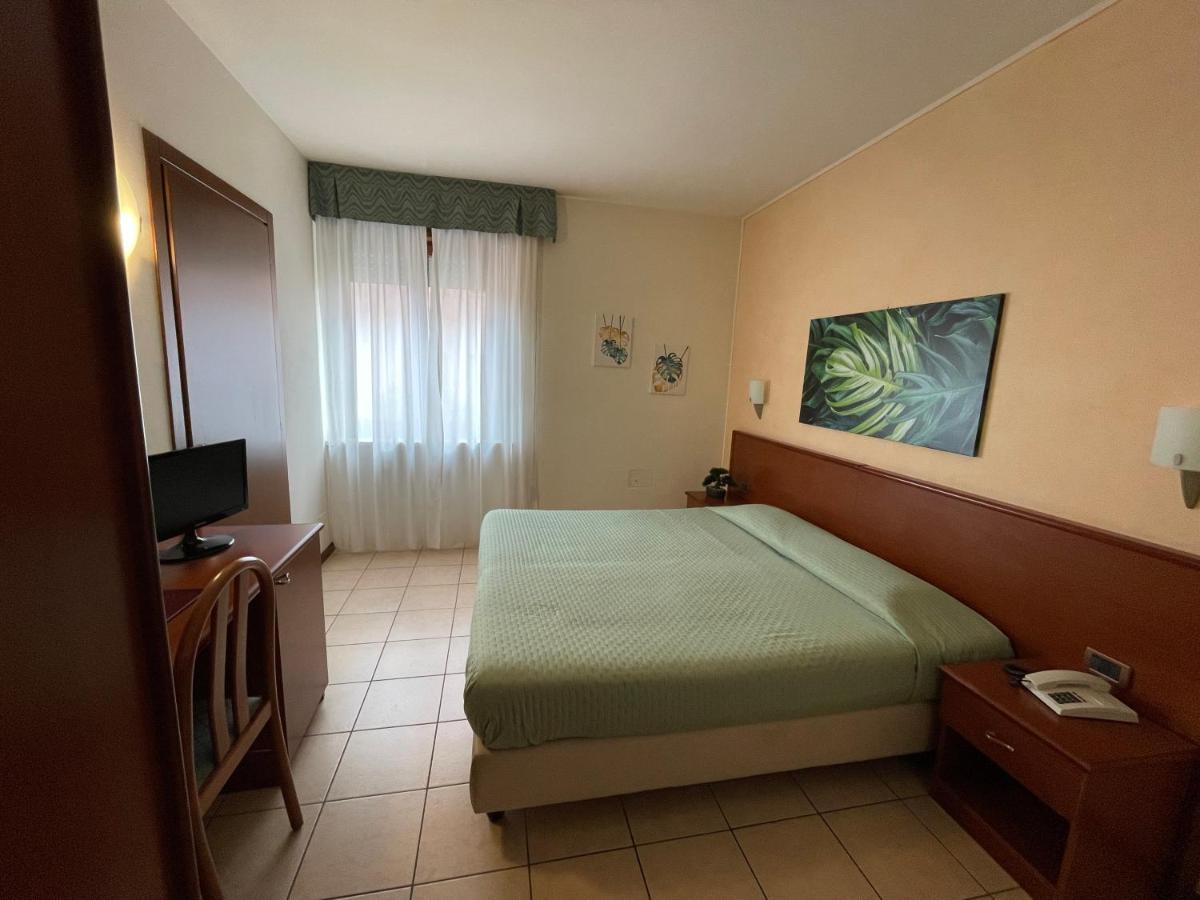 Hotel Virginia Garda  Ngoại thất bức ảnh